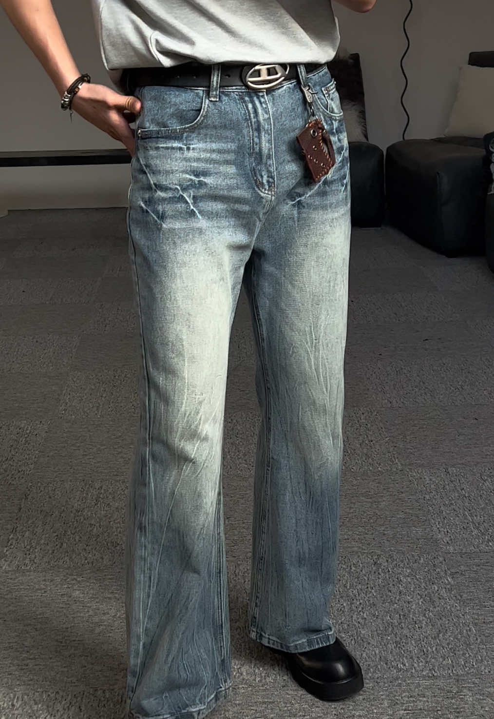 cuy, celana ini nendang banget sumpah! yang beli udah pada bilang makasih ke gua, gas beli aja ga usah bimbang🥱😎 #outfitideas #celanajeans #outfitinspo #kualitaspremium👍🥰 #fyp #skenaoutfit 