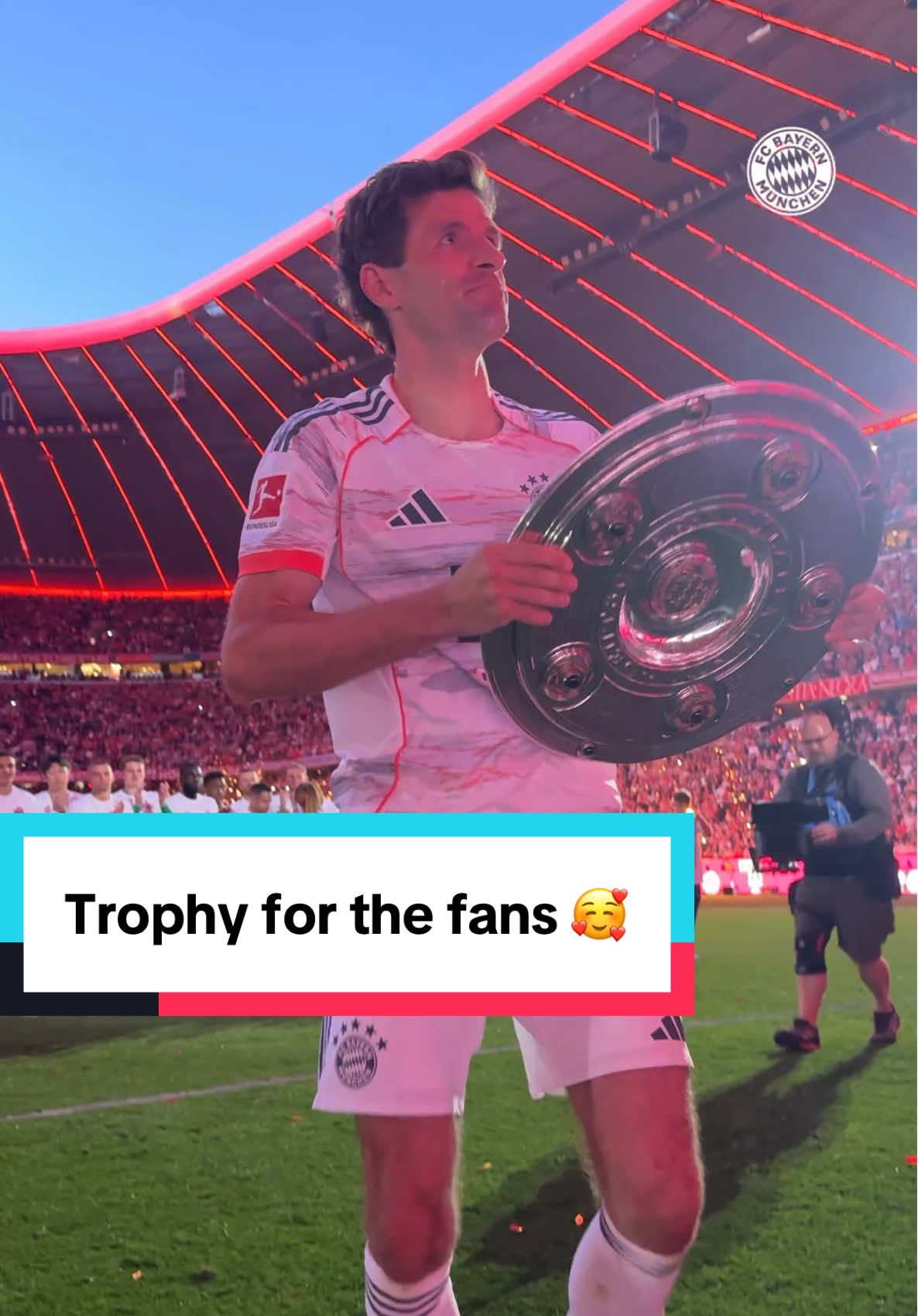 From 𝐙𝐄𝐑𝐎 to 𝐇𝐄𝐑𝐎 🔥🟥⬜️ @Thomas Müller brings the trophy to celebrate with our fans! 🥳 #FCBayern #MiaSanMia #Trophy 