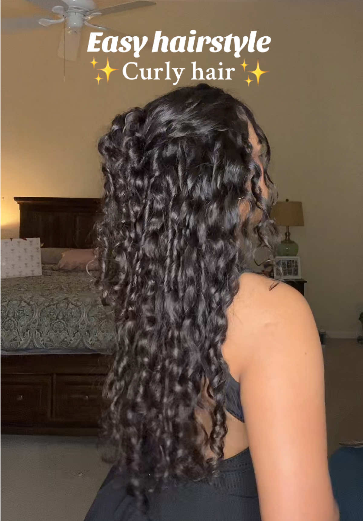 El peinado más fácil para las rizadas 😍 me tomó menos de 5 minutos 😌✋🏽 me parece que se ve divino y es una manera más fácil de stylear el cabello rizado, ustedes qué opinan??🥰 #rizado #curlyhairroutine #hairstyle #curlyhairstyles #peinadosfaciles #peinadosrizados #rizada #SelfCare #girly 