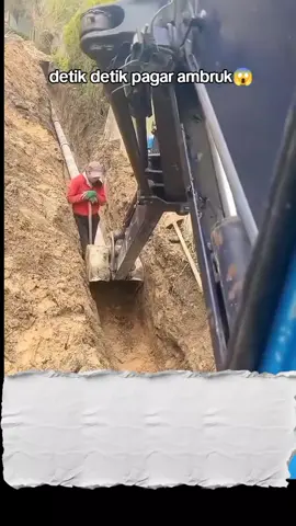 resiko bekerja menggunakan excavator  #excavator #kerja #kuli 