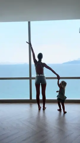 хотела я значит записать тренировку с красивым видом ,но тут на помощь прибежала моя маленькая Жучка🤸🏽‍♀️ #yoga#yogalittle#yogagirls##нячанг#nhatrangbeach#винперл#vinpearl##wellnesslifestyle#contentcreator#ugccreator#ugccommunity#healthylifestyle#wellness#blog