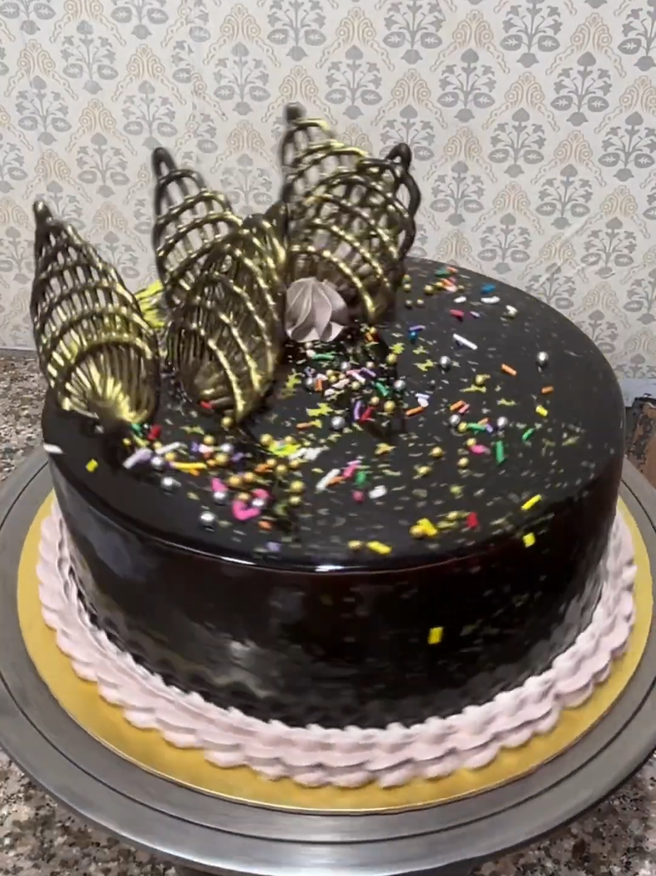 Handmade Chocolate Garnish Cake Decoration#treanding #yummyfood #design #pourtoii #cakedecorating 