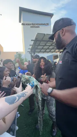 Comment if you want a story time but I’ve never seen an artist take her time with almost everyone here and there was a lot of people she is the sweetest #sza #szaconcert #kendricklamar #grandnationaltour #gillettestadium #boston #massachusetts @SZA 