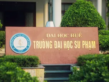Hôm nay bạn mình có hỏi: “Mày còn tiếc câu  Sử khoanh lại không ”, mình liền trả lời: “ đương nhiên là tiếc chứ, nếu không khoanh lại thì đã đỗ được trường gần nhà rồi, được học ngành mình thích rồi. Nhưng mà cũng nhờ câu Sử mà H được học ở ngôi trường tuyệt vời - HUEdu, được gặp thầy cô siêu nhiệt huyết, gặp được bạn bè siêu thân thiện…’’. Đôi khi, những điều ‘sai’ lại dẫn lối mình đến những điều ‘đúng’ hơn cả mong đợi, sống một tuổi trẻ thật khác, không như kế hoạch ban đầu, nhưng lại đầy bất ngờ và đáng nhớ. Gửi lại đây - HUEdu 4 năm thanh xuân💚❤️🍀🍀🍀#daihocsuphamhue #HUEdu#xuhuong #HUE