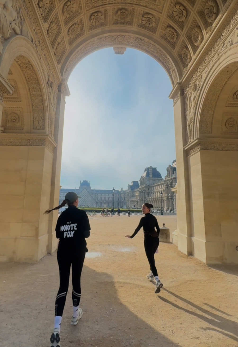 5k run in Paris!!! @Paige Albuino @cara barraclough  Day 3 - Little morning run from arc du triomphe to notre dame 👟🎀💕 #parisrunclub #runninginparis #runclub #Running #comerunwithme #runwithus #morninginmylife #livinginparis 
