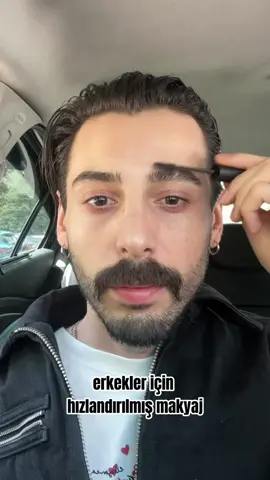 arabada makyaj yapma işini kadınlara kaptırmadık beyler sakin ;))  . . . . . . . #makyaj #gözaltıkapatıcısı #erkekleriçintavsiyeler #tenmakyajı 