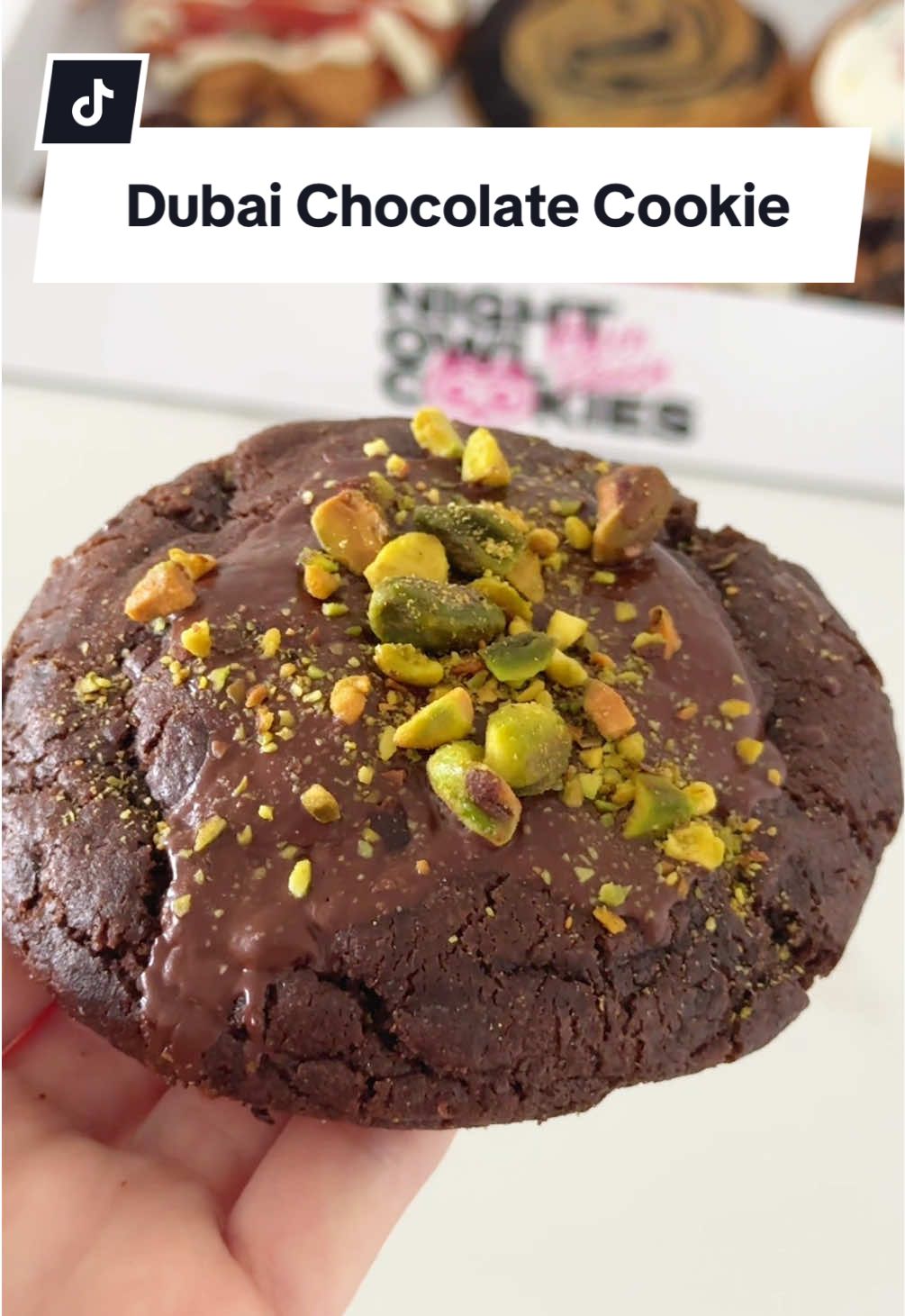 Nueva edición limitada Dubai Chocolate Cookie en @Night Owl Cookies 🍪 Suave y deliciosa, por favor tienes que probarla! Y ordena temprano porque se están agotando!! #nightowlcookies #cookies #cookiesoftiktok #cookiesoftheweek #cookietok #dubaichocolate #dubaichocolatecookies #dubaichocolatecookie 