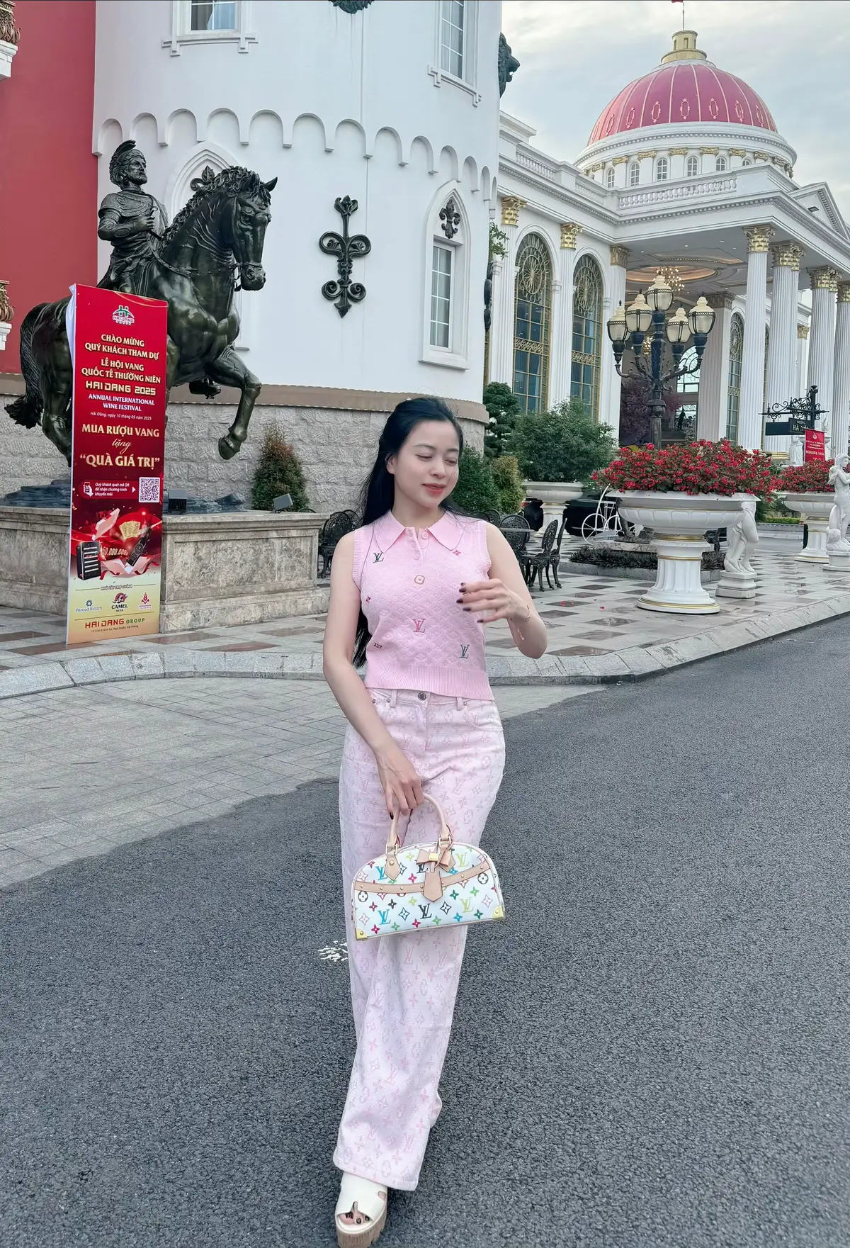 Lần nào ra HP cũng phải ăn bát bánh đa cua nhiều bề bề ở đây mới đã, Quán nhỏ nằm ngay đầu Cầu Đất, hnay kỷ niệm 70 năm tp Hải Phòng cấm đường nhưng tui phải cố đi bộ ra đấy để ăn 2 bát😜