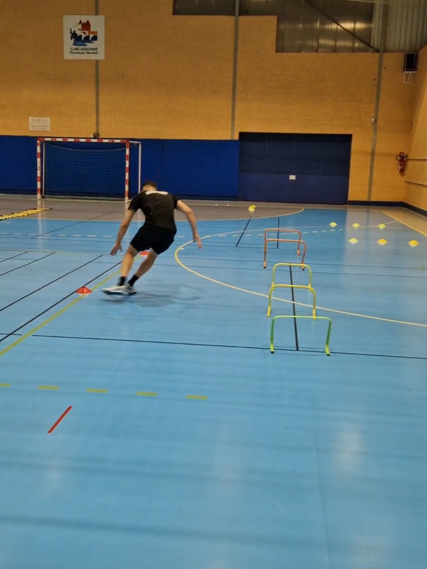 Travail pour progresser dans votre explosivité ainsi que votre vivacité ⚽️ #training #progress #coaching #Futsal #footballtiktok #futebol 