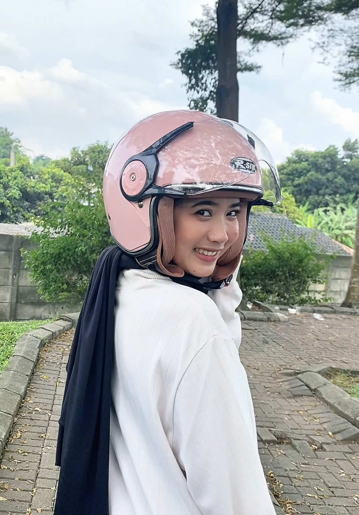 Nyaman, Stylish, dan Tetap Aman. Rasakan pengalaman berkendara yang berbeda dengan HELM HIJAB R-SIX ESPERANZA – desain elegan dengan lis dua warna yang menawan, dan busa super soft yang ramah untuk hijab, tidak bikin pusing meski dipakai lama. Karena #PerjalananNyaman dimulai dari helm yang tepat. R-SIX HELMET – Nyaman Berkendara, Anggun Bergaya. #helm #helmcewek #helmhijab #helmwanita #helmterbaru2025 #wibgajian 