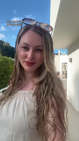 A BBQ night at the villa, so I left my hair to naturally dry.  Playsuits are great when you’re a mum chasing toddlers around. Sun dresses maybe next year 😚 #holidayshopping #holidaywardrobe #holidayclothes #happyholidays #holidayeveningoutfit #mumfashion #mumoutfitinspo #mumoutfit