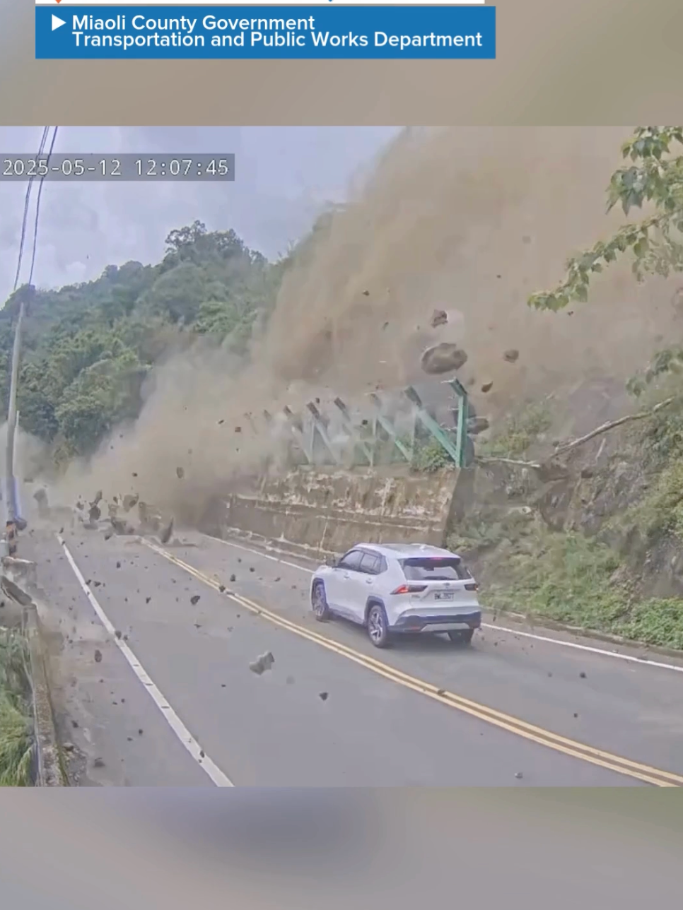One person was injured and two vehicles were severely damaged after a rockfall on Monday crashed down onto unwitting drivers in rural Miaoli County in northern Taiwan. Learn more through the Related news link above. #rockfall #rockslide #taiwan #taiwanwx #foxweather