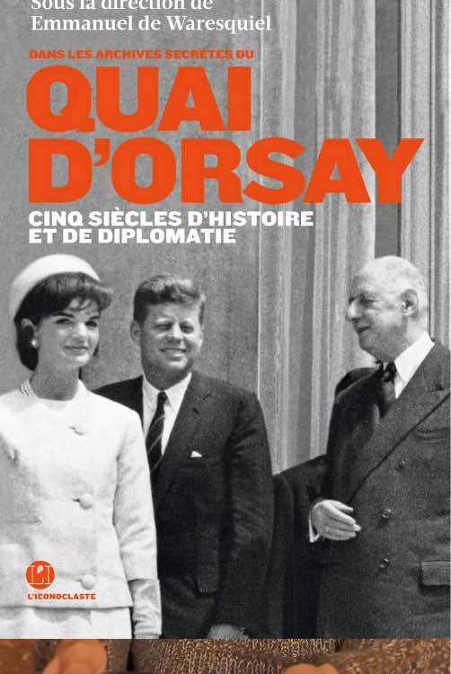 Ce cadeau m’a été offert par un prêtre que j’ai rencontré dans le restaurant où je travaillais… - Le livre : Emmanuel de Waresquiel (dir.), Dans les archives secrètes du Quai d’Orsay, 2015 - Comme toujours, si vous ne le trouvez pas ailleurs, il est dans le lien en bio :) - #pretre #livre #diplomatie #histoire 