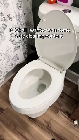 I swear the toilet is laughing at me LMAO #cleaningfail #averagemom #CleanTok #cleanwithme 
