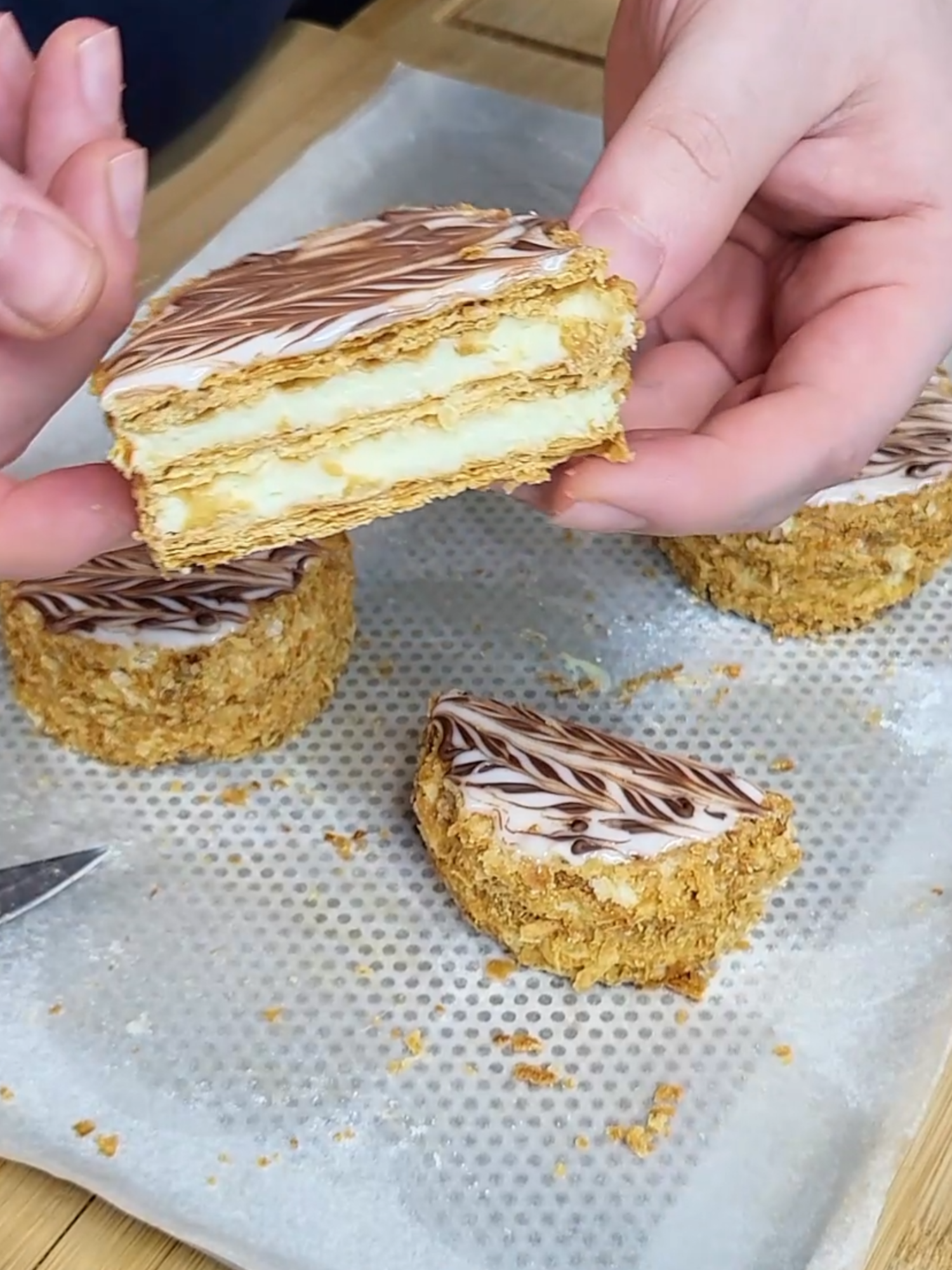 Avec une simple pâte feuilletée, tu peux réaliser un mile-feuille express sans te ruiner ! #millefeuille #recetteexpress#dessert #recettefacile #recetterapide #recettesimple #faitmaison #pourtoi #fyp #patisseriekiltac