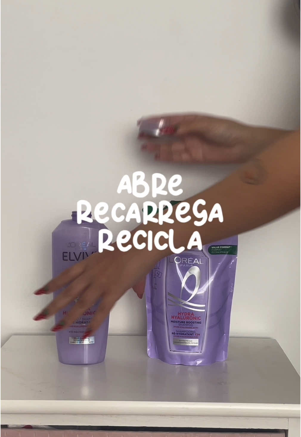 PUB Com a Elvive da @L’Oréal Paris são apenas 3 passos: ABRE – RECARREGA – RECICLA Se você enche a sua mala e a sua garrafa de água, porque não enches também o teu shampoo? Em apenas 3 passos você pode ter o cabelo hidratado.  É fácil, simples e muito prático. Você poupa e carrega o seu cabelo com ácido hialurônico, para um cabelo macio, brilhante e hidratado! Com os novos packs de refill da gama Elvive Hidra Hialurónico, nunca foi tão fácil cuidar do seu cabelo 💜 #LorealParisPortugal  #hair #CabeloHialuronico #pub #LorealParisHaicare