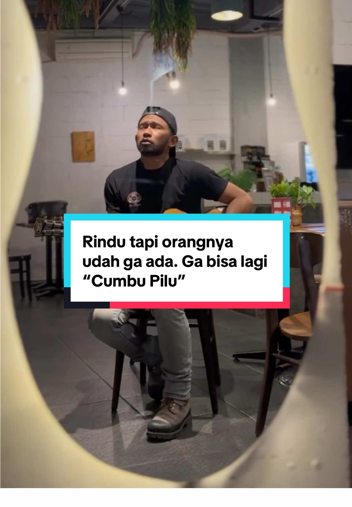 Rindu tapi orangnya udah ga ada Ga bisa lagi “Cumbu Pilu” Kalo dia masih ada, mungkin berat ini tak sama di rasa.. Semoga “cumbu pilu” @alfiealfandy.musik bisa mewakili perasaanmu. #musik #karya #sastra #bahasa #rindu #cumbupilu #alfieafandy #bikersdakwah #alfiealfandymusik #fypage 