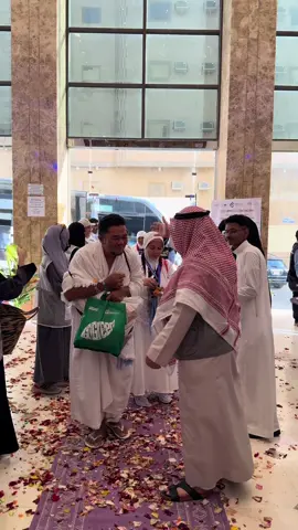 لحظة الوصول، ليست مجرد لحظة. هي بداية رحلة إيمانية، استقبلناها بكل حب، وقلوبنا تنبض بالدعاء لهم. أهلاً بمن لبّوا نداء الله، حللتم قلوبًا قبل أن تحلّوا أرضًا.  #شركة_رفاد #رفاد #يسر_وطمأنينة #حجاج1446 #ضيوف_الرحمن #حجاج 