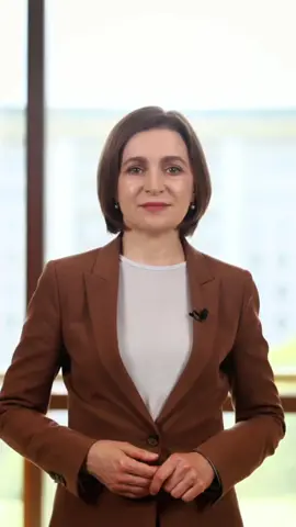 Noi, moldovenii, știm cât valorează libertatea și siguranța – și ne dorim să facem parte din familia europeană, alături de România. Iar aceia dintre noi care sunt și cetățeni români pot vota în acest sfârșit de săptămână pentru a proteja ceea ce a câștigat deja România, dar care e amenințat acum. Succes, Nicușor Dan! Îți admir decența, rezistența, respectul pentru adevăr. Nu e ușor în vremuri populiste, dar e cu atât mai important să facem ce trebuie pentru România și pentru Republica Moldova. @Nicusor Dan Primar General 