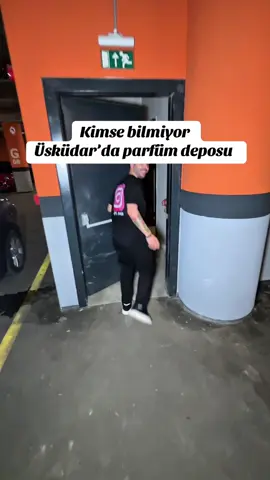 Üsküdar’da kimsenin bilmediği parfüm ve esans deposu buldum Burada orijinal parfümünüzü gösterip tenimize uygun kokunuzu yaptırabilirsiniz  Benim ilk defa gördüğüm ise kendiniz esansiyel yağlardan beğendiğimiz kokularla parfüm  yapabiliyorsunuz %50 esans kullanıyorlar yani parfümlerde kalıcılık oranı çok yüksek oluyor  Hem parfüm hemde  esansiyel yağlarda çok fazla çeşit bulunuyor  Toptan esans,yağ,sabun satışları da mevcut ✅ Üstelik tüm Türkiye’ye kargo yapıyorlar ✅ Üstelik Üsküdar marmaraya 2 dk mesafede  Burası: @mbksoaparfumeri  Konum:Mimar sinan mahallesi. Atlas çıkmazı sokak Mimar sinan çarşısı No/35 Kat 1 Üsküdar ☎️0535 034 3030 Bilmesini istediklerini göndermeyi unutma #istanbul #alışveriş #parfüm *reklam *işbirliği