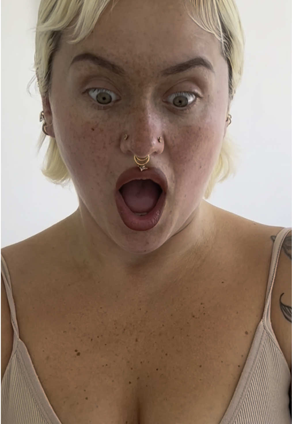 Vidéo en collaboration avec @Ongle24Officiel (partenariat rémunéré) 💅✨ J’ai testé la nouvelle collection Crystal Gel Polish de chez Ongle24, et franchement… wow ! (Je suis fan) ! Voici les teintes utilisées : Crystal Flamingo 🦩 – Crystal Dragonfruit 🐉 – Crystal Blush 🌸 – Crystal Caramell 🍯 – Crystal Honey 🍯 – Crystal Wine 🍷 – Crystal Flame 🔥 – Crystal Dahlia 🌼 – Crystal Bay 🌊 – Crystal Eucalyptus 🌿 Toutes visibles dans la vidéo ! Nail art lovers, ouvrez bien les yeux ! 👀 Et ce n’est pas tout… Ongle24 propose aussi des capsules 💅, du nail art gel ✨, des top coats brillants (comme du verre !) 🪞, et plein d’autres essentiels à petits prix ! (trop trop abordable) ! Mes coups de cœur : ⭐ Le top coat brillant (effet glass nails de rêve) ⭐ Le Easy Soak Off (tellement pratique à utiliser !) ⭐ Et le Nail Art Gel noir pour des effets chromes isolés… C’est LA technique que tout bon nail artiste adore ! Bon plan pour vous : -10 % avec le code : ONGLE24Heilyz10 (valable jusqu’au 30 juin à 23h59 – une fois par personne) ⏳ Commandez sur ongle24.com et dites-moi ce que vous en pensez en commentaire ! J’ai hâte de lire vos retours ! 🫶 Alors ? Vous aimez ce nail art ? Vous testez quelle teinte en premier ? Dites-moi toooout ! 💖 #ongle24 #nailart #gelpolish #nailaddict #proglownails #naildesign #crystalcollection #vernisgel #manicure #nailporn #onglesparfaits #nailinspo #nailsoftiktok #heilyzee #collaboration 