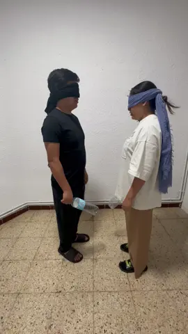 😂🥴 ¡Reto de botellazo a ciegas! 🙈🔔  .  .  .  Ojos cerrados… ¡y solo una botella blanda en juego! 🎯 El objetivo es simple (pero no fácil): atrapar al otro y darle un golpecito en la cabeza con la botella sin abrir los ojos. 😆 El primero en acertar, gana. Pero cuidado… ¡que te pueden golpear primero!  . 👀 ¿Quién tiene mejor oído y reflejos? 🎥 ¡Menciona a tu dupla de retos y prueben este juego!  .  . #JuegoACiegas #BotellazoChallenge #JuegosEnPareja #RetoDivertido #RetaATusAmigos #DesafíoGracioso #JuegosCaseros #DiversiónAsegurada #CaosTotal #JuegosParaTodos #TeamRocha #TeamRochaPlay