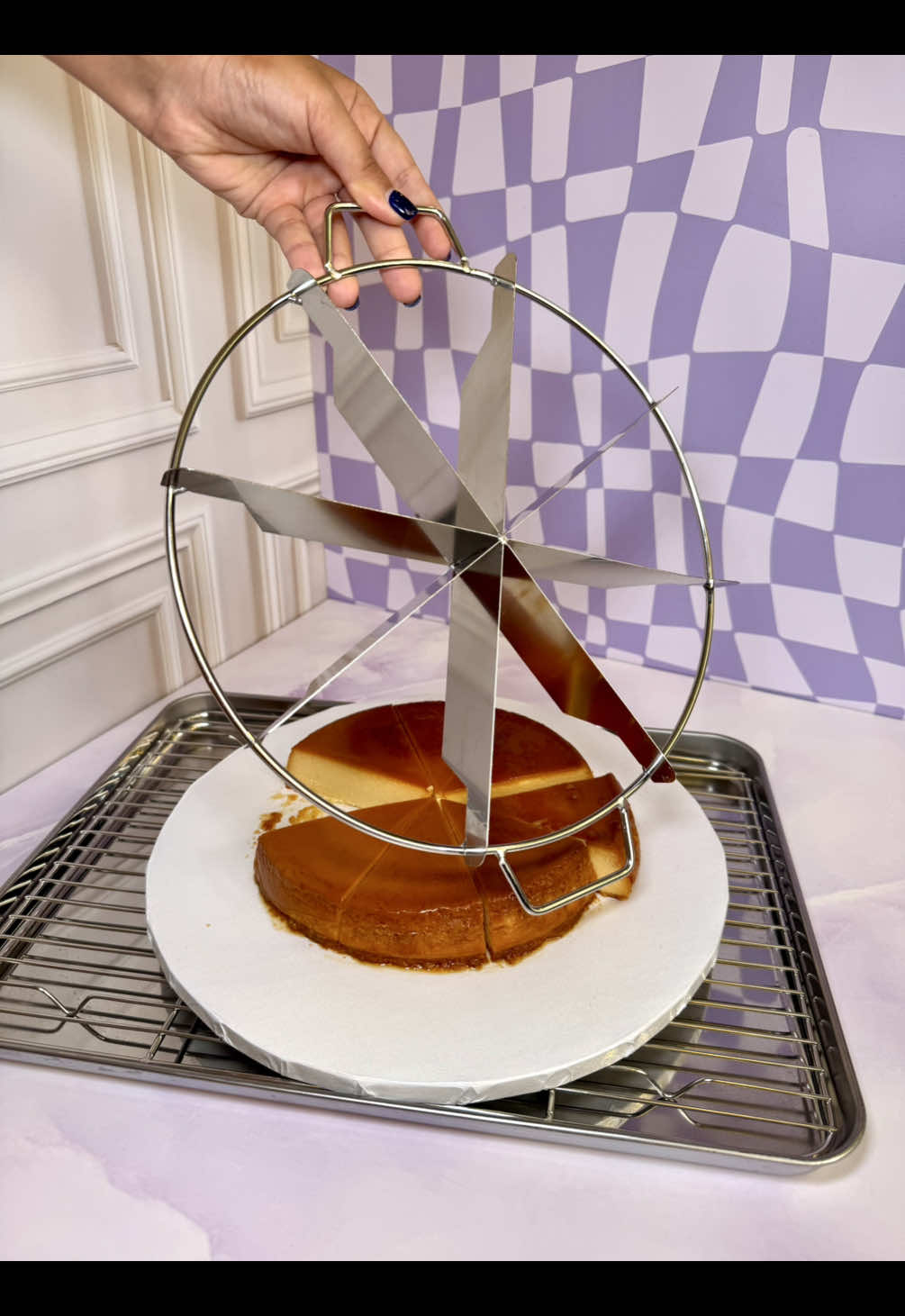 Cortar la porciones iguales ya no será un dolor de cabeza 🥰 #cutter #cakeslice #chocoflan #quesillo 