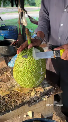 Crispy fried Jackfruit  . Shop name: เจ๊บรรจบ ทุเรียนทอด 📍Location: Taphong Fruit Market, Rayong, Thailand #asmr #fruit #donjaithailand 