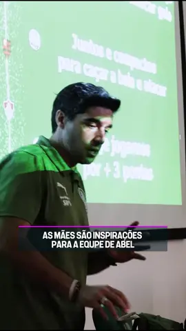 O ABEL É DIFERENCIADO! Na vitória do último domingo (11) diante do rival São Paulo, pelo #Brasileirão 2025, Abel Ferreira, técnico do Palmeiras, aproveitou a data especial das mamães para motivar seus atletas. O nome da mãe de cada um deles estava escrito em suas mãos, para motivá-los a cada lance. Parece que deu resultado, né? 🎥: @palmeiras #palmeiras