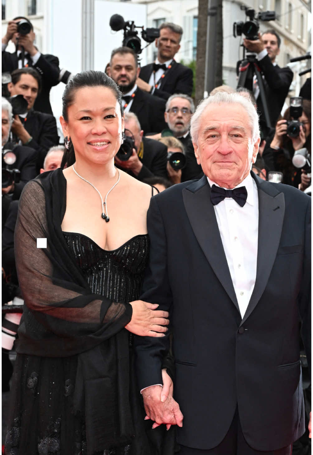 Si apre il sipario e la Croisette si tinge di rosso. Rosso come il carpet del Festival di Cannes 2025, giunto quest’anno alla sua 78ª edizione, che oggi martedì 13 maggio 2025 è ufficialmente iniziato. Tra la prima proiezione e la cerimonia d’apertura, l’attenzione e l’attesa era comprensibilmente tutta su un uomo, specialmente. Ma che diciamo uomo, una leggenda del cinema, il mitico Robert De Niro, insignito della Palma d’Oro alla Carriera, più che meritata vista la filmografia stellare alle sue spalle. Eccolo sul red carpet, prima di entrare al Grand Théâtre Lumière, assieme alla compagna Tiffany Chen, con cui ha avuto la piccola Gia Virginia nel 2023. Lì ad aspettarlo c’era il pubblico delle grandi occasioni, che gli ha tributato una doverosa standing ovation, ma soprattutto Leonardo DiCaprio, che ha introdotto il collega in “Killers of the Flower Moon” prima della premiazione.  [📸 IPA 📹 Getty Images] #whoopsee #robertdeniro #Cannes2025 