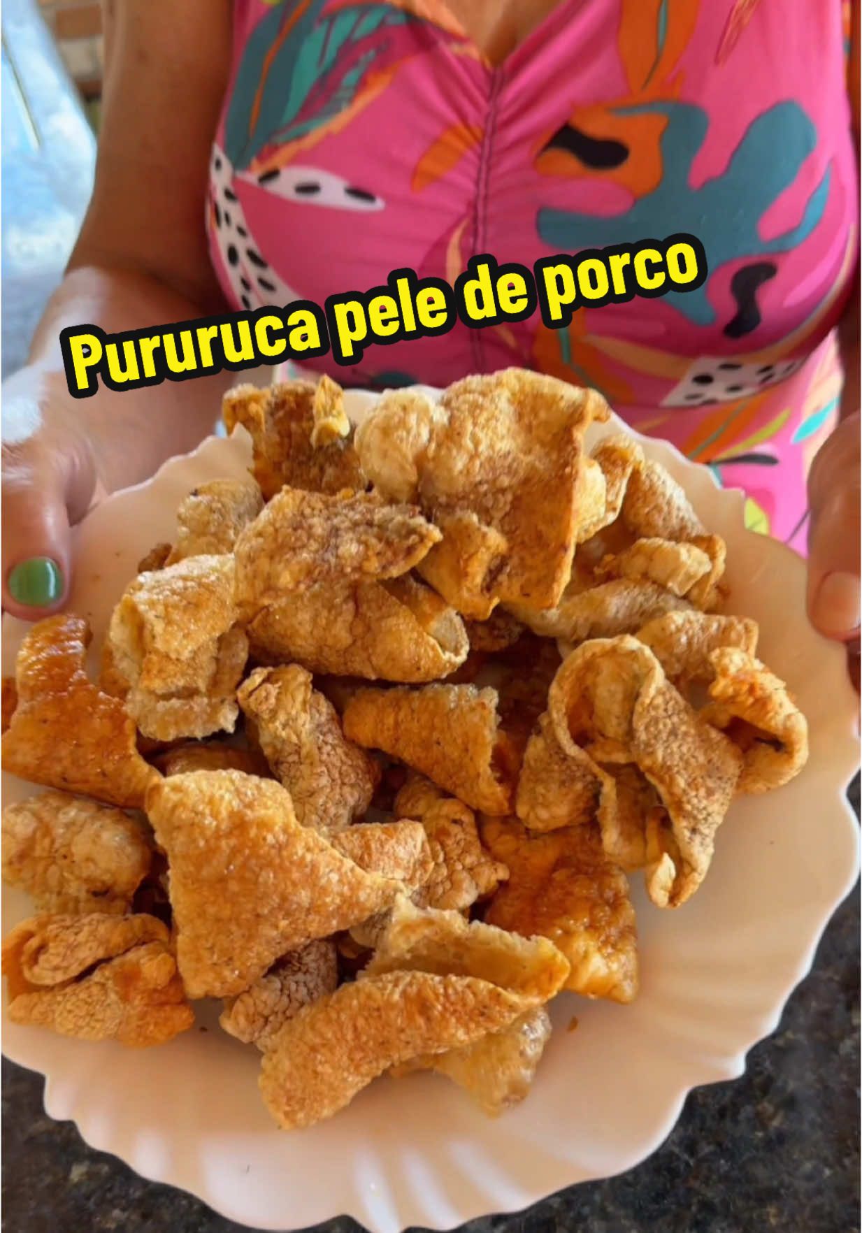 Aprenda a fazer pele de porco ou pururuca em casa! 🍖️👨‍🍳 E para ter acesso a mais receitas, historinhas da dona Vera e dicas de culinária, compre meu segundo ebook digital agora mesmo! 📚👉 Link na descrição do meu perfil #chacaracristal #pururuca #peledeporco #ebookdigital #culinaria 