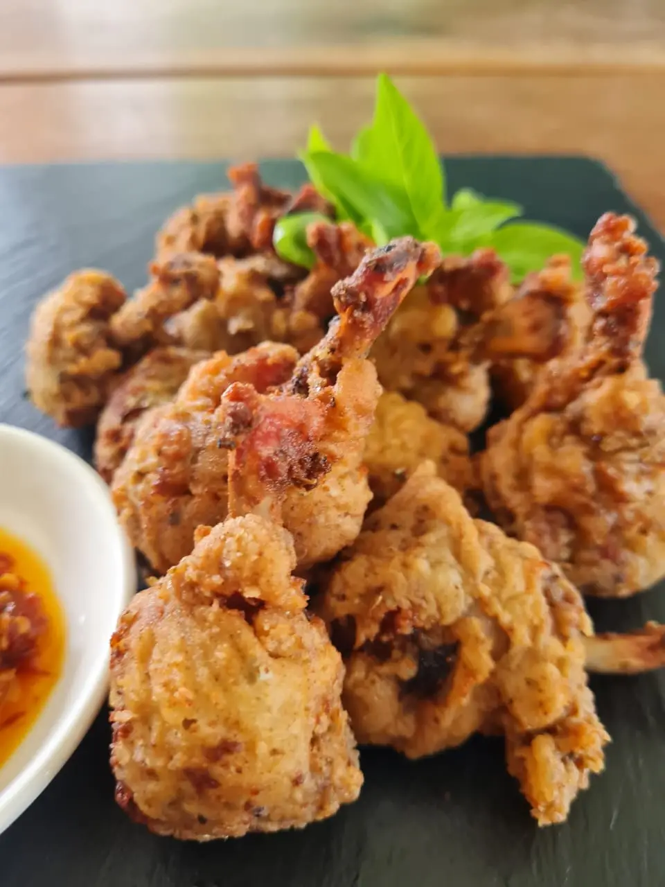 parfaitement assaisonnés, doré a point, servis chaud pour votre plus grand plaisir. A déguster seuls, avec une sauce piquante ou en accompagnement de vos plats préférés!  #poulet #pouletpané #ailerons #sallystraiteur #yamoussokro #Abidjan #cotedivoire