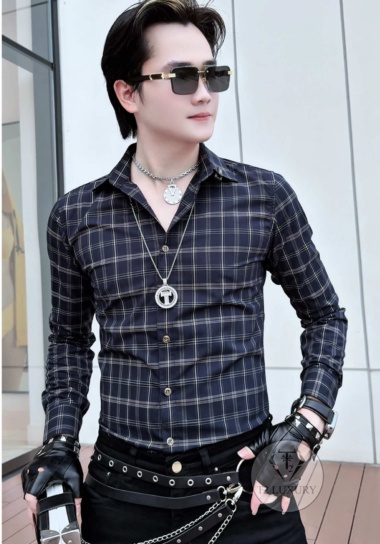 Áo sơ mi kẻ sọc nam hoạ tiết kẻ nhỏ ánh vàng #t2luxury #t2storesomiluxury #somit2store #somit2luxury 