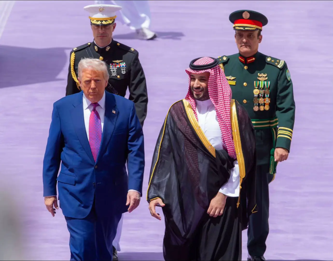 لقاء الزعماء .. صورة من استقبال ولي العهد السعودي الأمير محمد بن سلمان للرئيس دونالد ترامب. اهلاً ب ضيفنا .. #محمد_بن_سلمان_حفظه_الله  #ترامب_في_السعودية  #الرئيس_الأمريكي_في_المملكة 