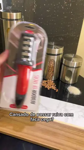 Cansado de facas cegas e tesouras sem corte? Olha esse achado: Afiador Clink 4 em 1! São 4 tipos de afiação – afia, alinha, polia e até afia tesoura! Base antiderrapante, super seguro e fácil de usar. Sua cozinha merece esse upgrade! Marca: Clink – qualidade que faz diferença. #afiador #cozinhapratica #dicasdecozinha #clink  #facasafiadas #tesouraafiada #achadinhos #tiktokbrasil 