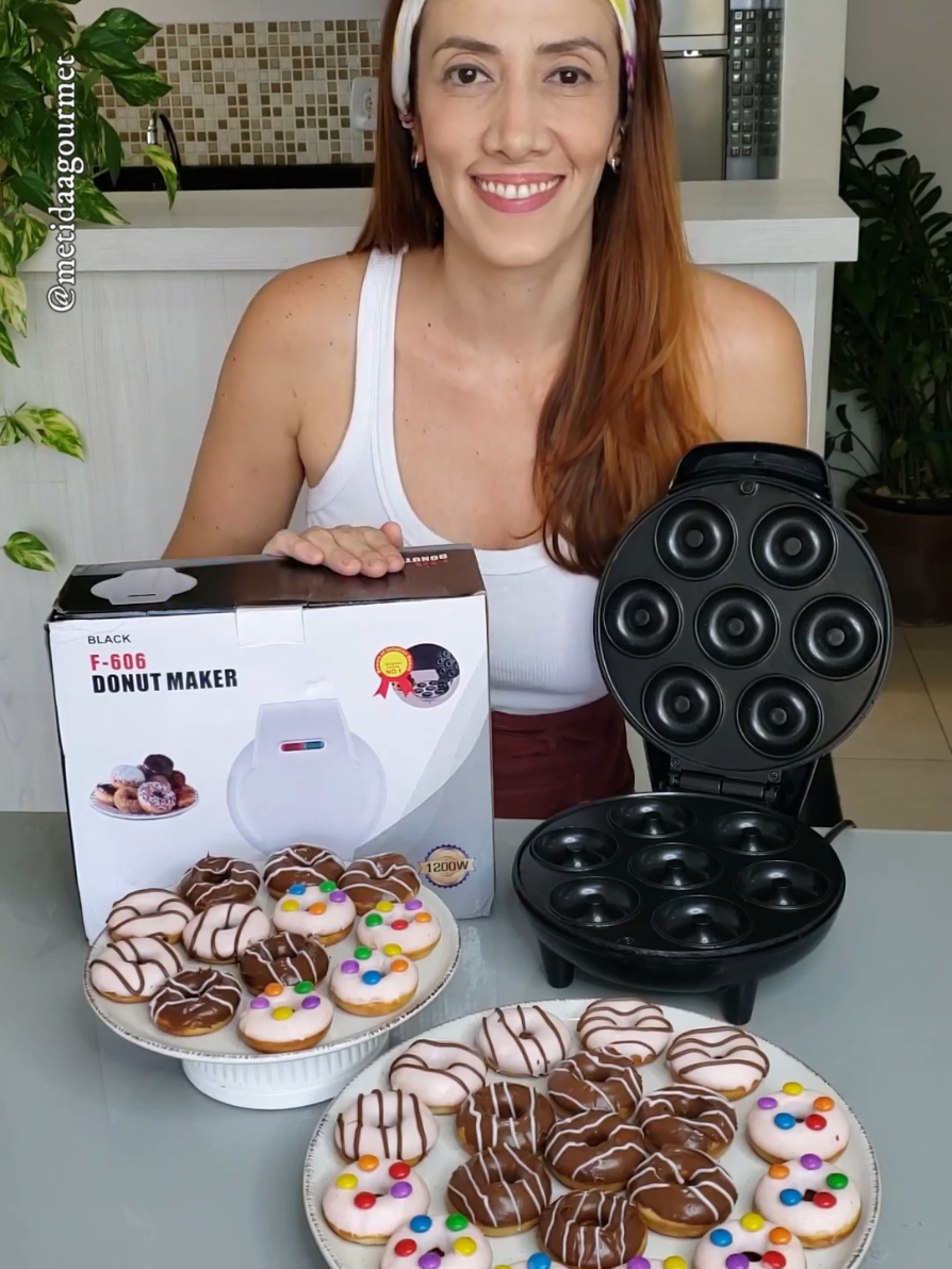 Mini Donuts 🍩🫶 essa receita da massa é perfeita! A máquina está disponível aqui no Tiktok Shop, não perde tempo 🤌🏻 INGREDIENTES ☑️2 ovos (100g) ☑️1 colher (chá) de baunilha ☑️ 1 xícara (chá) de açúcar (160g) ☑️ 50ml de óleo  ☑️ 1 xícara (chá) de leite (240ml) ☑️ 2 xícaras (chá) de farinha de trigo (250g) ☑️1 colher (sopa) de fermento químico em pó ☑️ Chocolate para cobertura. Gostou? Curte o vídeooo! #minidonuts #minidonuts🍩  #tiktokshopchegou 