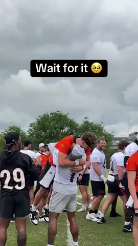 Ja’Marr Chase and Joe Burrow hug and reunite after practice (via @Cincinnati Bengals) #Bengals #NFL #JoeBurrow #JaMarrChase #Football 