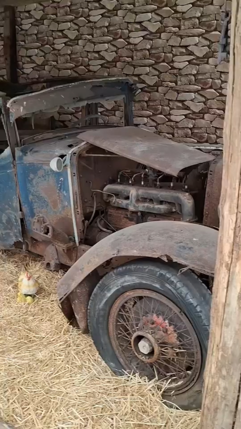 Graham-Paige 610 de los años 20 del siglo XX. Brais ha estado en el Museo MAHI - Museo de Automoción e Historia de Arteixo (Fundación Jorge Jove) en A Coruña y nos lo enseña, caracterizado como si fuera un gallinero, que es como se encuentran muchas veces estos vehículos antes de ser restaurados. Un museo totalmente recomendable con una gran colección. #grahampaige #grahampaige610 #años20 #20s #prewarcar #prewarcars #oldcar #oldcars #mahi #fundaciónjorgejove #arteixo #acoruña #museo #museomahi #museum #instacars #instacar #classiccar #classiccars #clubhojalata #petrolhead #cargram #carsofinstagram #carstagram #carphotography #carlovers #coches #cars