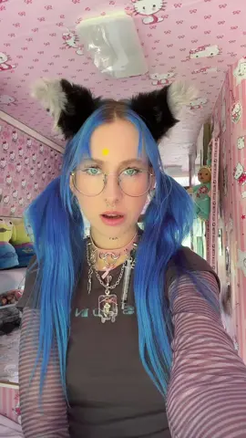 I love to play 😛 #viralvideos #nerdygirl #explorerpage #fyp #braces #bluehair #fypage 