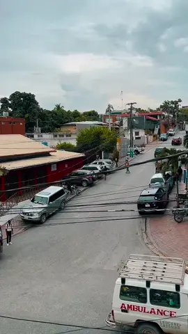 Pétion-Ville, Haití, es una comuna situada en las colinas sobre Puerto Príncipe, conocida por su belleza natural y cultural. Con vistas impresionantes de la ciudad y el mar, su clima más fresco y su vibrante vida urbana, es un destino atractivo para los visitantes. Belleza Natural: 	•	Observatoire Boutilliers: Un mirador que ofrece vistas panorámicas de Puerto Príncipe y la bahía, especialmente impresionantes al amanecer o atardecer. 	•	Las montañas de Pétion-Ville: Ubicadas justo por encima de la ciudad, las montañas ofrecen paisajes espectaculares y un aire fresco, perfecto para caminatas y excursiones. 	•	Parque Nacional La Visite: Un hermoso parque cercano donde puedes caminar entre bosques de pinos y observar la fauna local. Arte y Cultura: 	•	Galería Expressions: Una de las galerías de arte más importantes de Haití, con una gran colección de arte haitiano contemporáneo. 	•	Galería Nader: Espacio destacado por su exhibición de arte haitiano tradicional y moderno. 	•	Museo de Pétion-Ville: Un lugar para conocer más sobre la historia y la cultura de Haití. Espacios Públicos: 	•	Place Saint-Pierre: Una plaza céntrica donde se celebra un mercado de flores, rodeada de árboles tropicales. 	•	Place Boyer: Un parque vibrante donde se realizan conciertos y actividades culturales. Gastronomía y Vida Nocturna: 	•	Asu Rooftop Lounge: Un bar en la azotea con vistas espectaculares, ideal para una noche relajante. 	•	Quartier Latin: Un restaurante conocido por su ceviche de coco y una amplia variedad de cócteles. 	•	Haiku: Un restaurante japonés que ofrece sushi fresco y platos deliciosos. Compras: 	•	Marché de Fer: El mercado más famoso de la zona, donde se venden artesanías locales. 	•	Papillon Enterprise: Un lugar donde se pueden encontrar productos artesanales y apoyar a los artistas locales. Alojamientos: 	•	Hotel Karibe: Un hotel de lujo con spa, restaurantes y una vista increíble. 	•	Hotel Kinam: Con habitaciones elegantes, un spa y una oferta gastronómica única. 	•	Royal Oasis Hotel: Un hotel moderno con vistas panorámicas y servicios exclusivos. Pétion-Ville combina naturaleza, arte, historia y vida nocturna, ofreciendo a los visitantes una experiencia única de Haití. #haiti #haitiantiktok #haitian #RD #dominicanrepublic #dominican #latinos #usa #mexico 