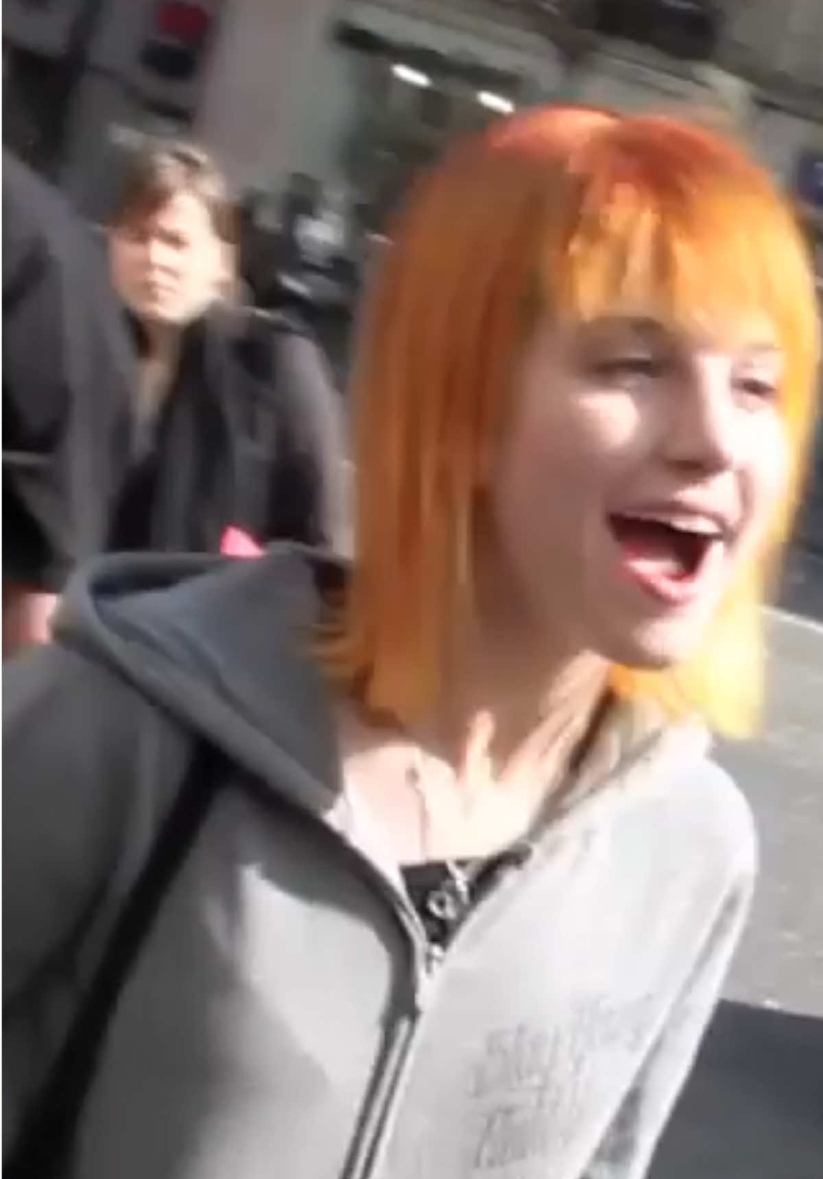 Imagine asking Hayley Williams to sing with you… and she says yes. These isolated vocals from a 2010 Paris street? Unreal. #hayleywilliams #paramore #isolatedvocals #fyp #viralvideo