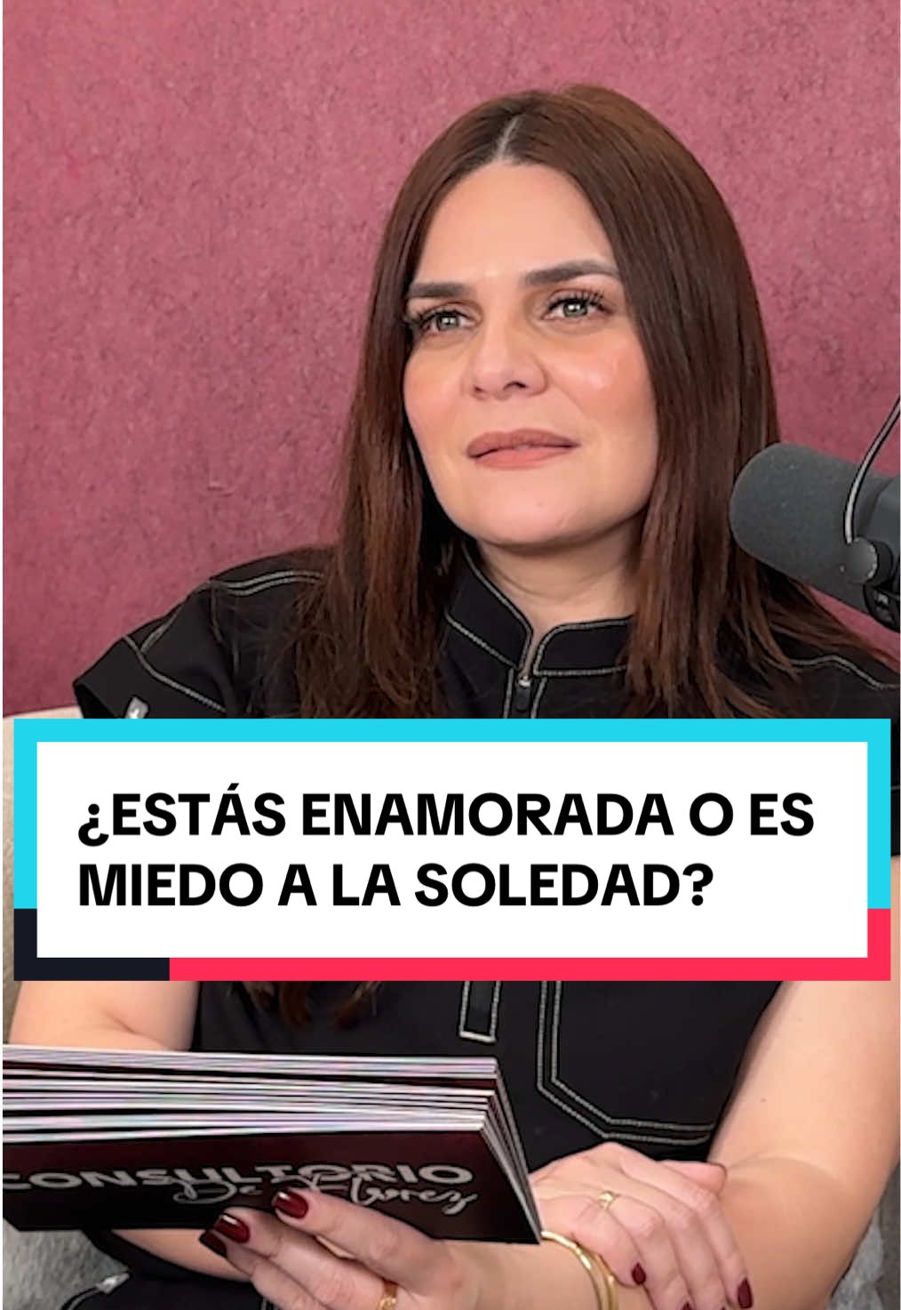 El apego puede disfrazarse de amor, y el miedo, de necesidad.Únete a mis terapias grupales en vivo todos los miércoles a las 8 p.m. hora Miami y empieza a sanar tu miedo al abandono desde el amor propio.  EPISODIO #37 DISPONIBLE EN EL 🔗 DE MI PERFIL #amorpropio #parejasdetiktok #fyp #relacionesAmor #narcicismo 