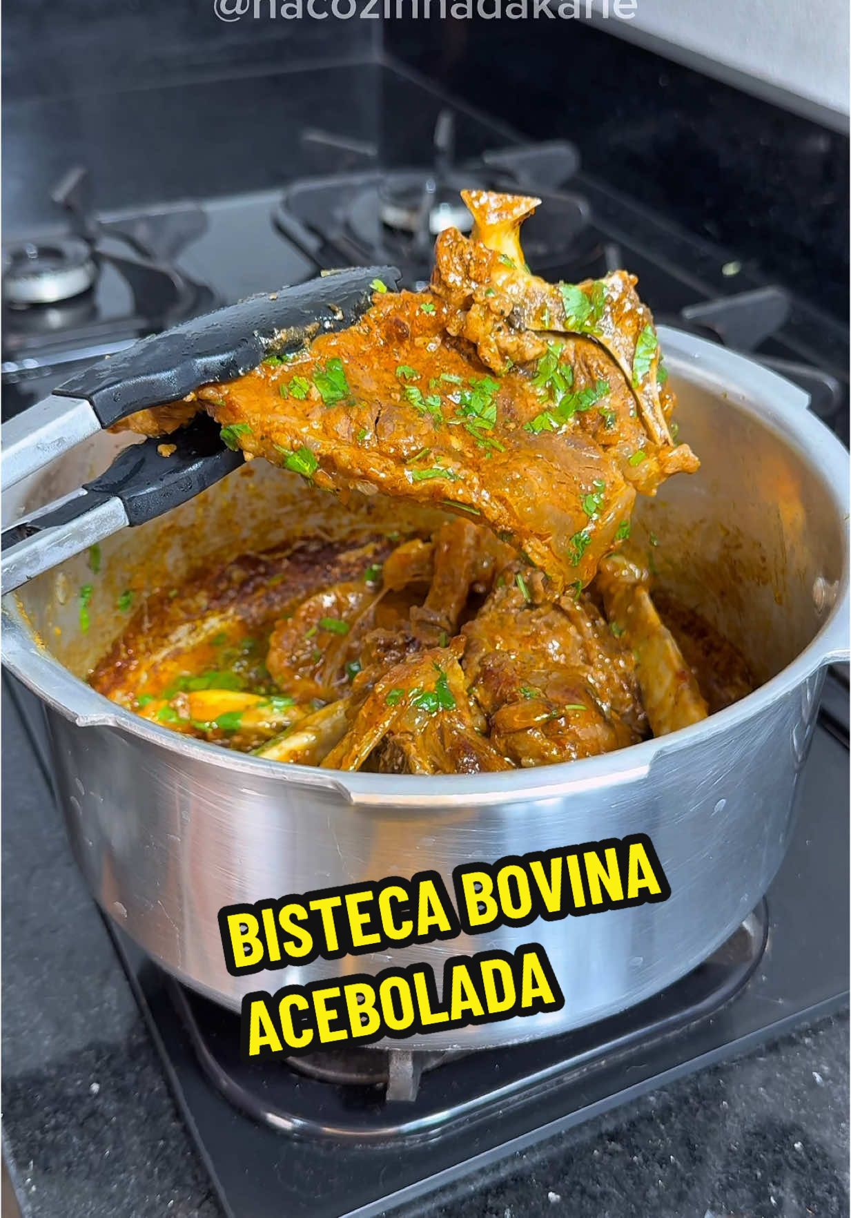 BISTECA BOVINA ACEBOLADA 🥩 INGREDIENTES ⤵️        •	4 bistecas bovinas 	•	1 cebola grande 	•	2 dentes de alho 	•	Sal a gosto 	•	Corante a gosto 	•	Pimenta-do-reino a gosto 	•	Cheiro-verde a gosto 	•	Vinagre a gosto 	•	3 colheres de molho de tomate ➡️ MODO DE PREPARO NO VÍDEO  #bisteca #bistecabovina #bistecaacebolada #receitafácil 