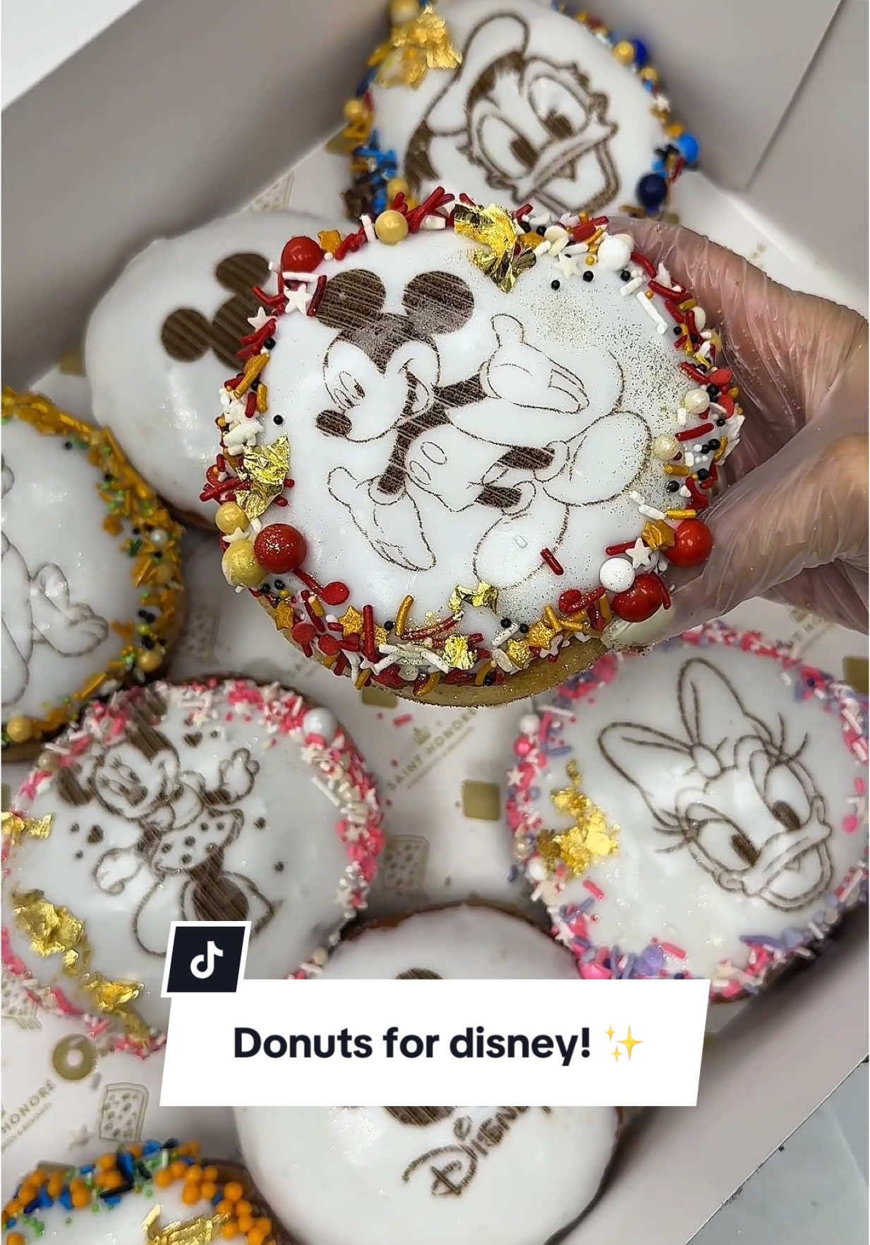 Let’s see what happens 🤭😍👀 #donuts #donutshop #disney #disneyland #couturedonuts #vegas #food #california #family #disneyland70 @Disney Parks  