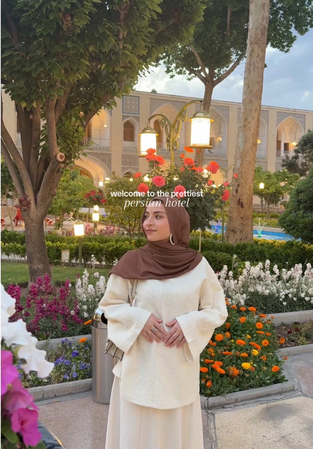 the garden was so soo pretty✨💕 it made me feel like I was living in the old persian empire times💛 #abbasihotel #hotels #iran #persia #persian #esfahan #isfahan #traveling #travel #middleeast 