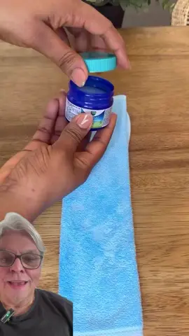 🤧 Tossindo sem parar? Dor de garganta incomodando? Tem um truque simples, natural e surpreendente! Passe Vick Vaporubi num lenço e coloque na nuca. Em poucos minutos, você já sente o alívio! É daqueles segredos caseiros que valem ouro! 💛 🌿 Você vai precisar de:   Vick Vaporub (pomada ou óleo)   Um lenço de pano 👩‍⚕️ Modo de uso:   Passe uma pequena quantidade de Vic Paporub no lenço.   Envolva o lenço em torno da nuca.   Fique com ele por alguns minutos e sinta o efeito. 💡 Dica extra: A Vick Vaporub contém propriedades anti-inflamatórias e descongestionantes. Ao aplicá-la na nuca, os vapores se espalham pelas vias respiratórias, promovendo alívio na garganta, tosse e sintomas de resfriado! ✨ Já conhecia esse truque? Comente aqui, marque aquela pessoa que vive gripada e salva pra usar depois! Créditos: @elrecetariodejennifer Aviso Legal Os conteúdos desta página são informativos e não substituem a consulta com um médico. Não estabelece consulta médico-paciente via redes sociais e não indica tratamento. Sempre procure um profissional de saúde para uma avaliação completa e um diagnóstico preciso.” A request to the owners : if you do not want your content to be remixed and published on our page, please contact us via DM, and we will resolve or delete it immediately. Thank you ❤️ #truquedasaúde #remédiocaseiro #alíviorápido #dicasnaturais #saúdenatural #vidapráticacriativa