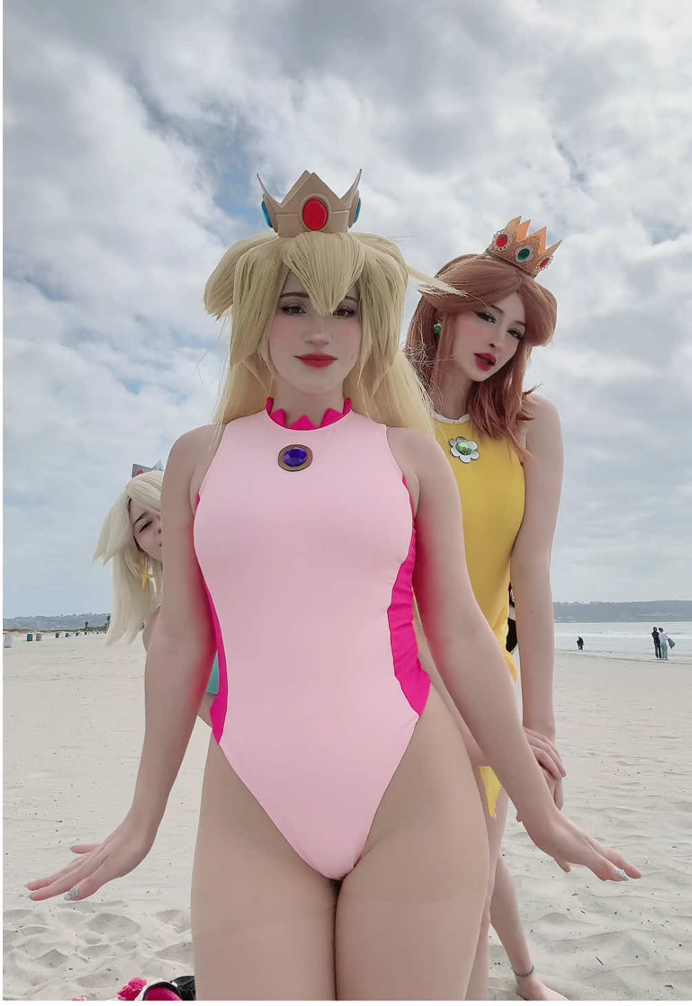 Princesses Crash out 🖤 @🌸 airy blossom 🌸 @_sugashi on ig @missy ・₊✧ #cosplay #princessdaisy #rosalina #princesspeach #bowsette 