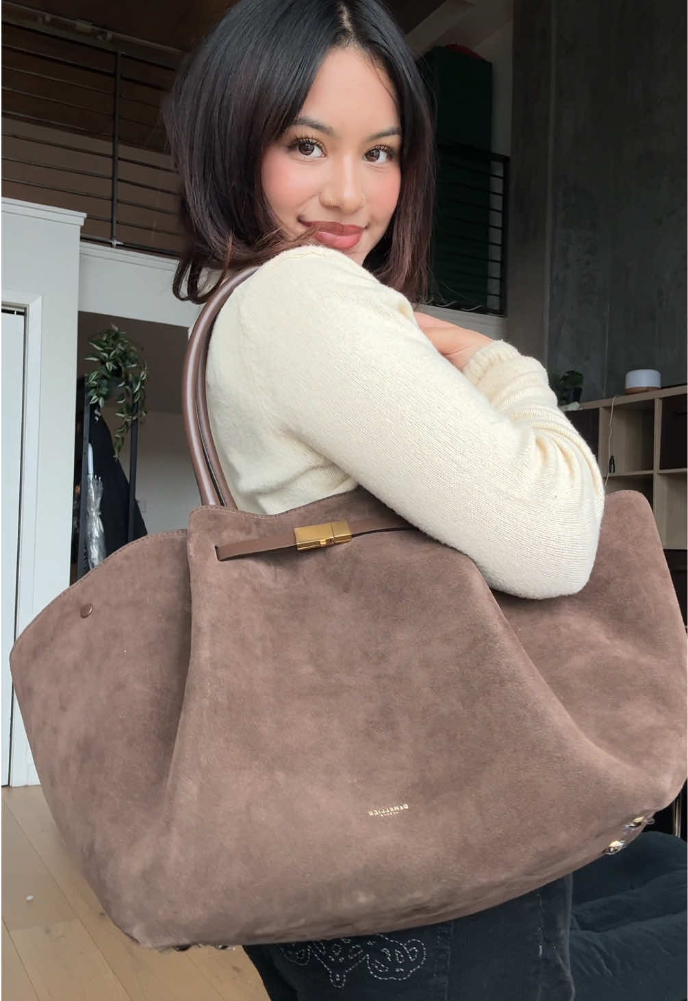my new everyday bag from @DeMellier 👜 - and it’s the perfect mocha chocolate suede everrrr 🤍🤍 #bagunboxing #unboxing #workbag #demellierlondon #demellierlondon #dreambag #collegebag #demellierunboxing #bagrecommendation #demellier #leatherbag