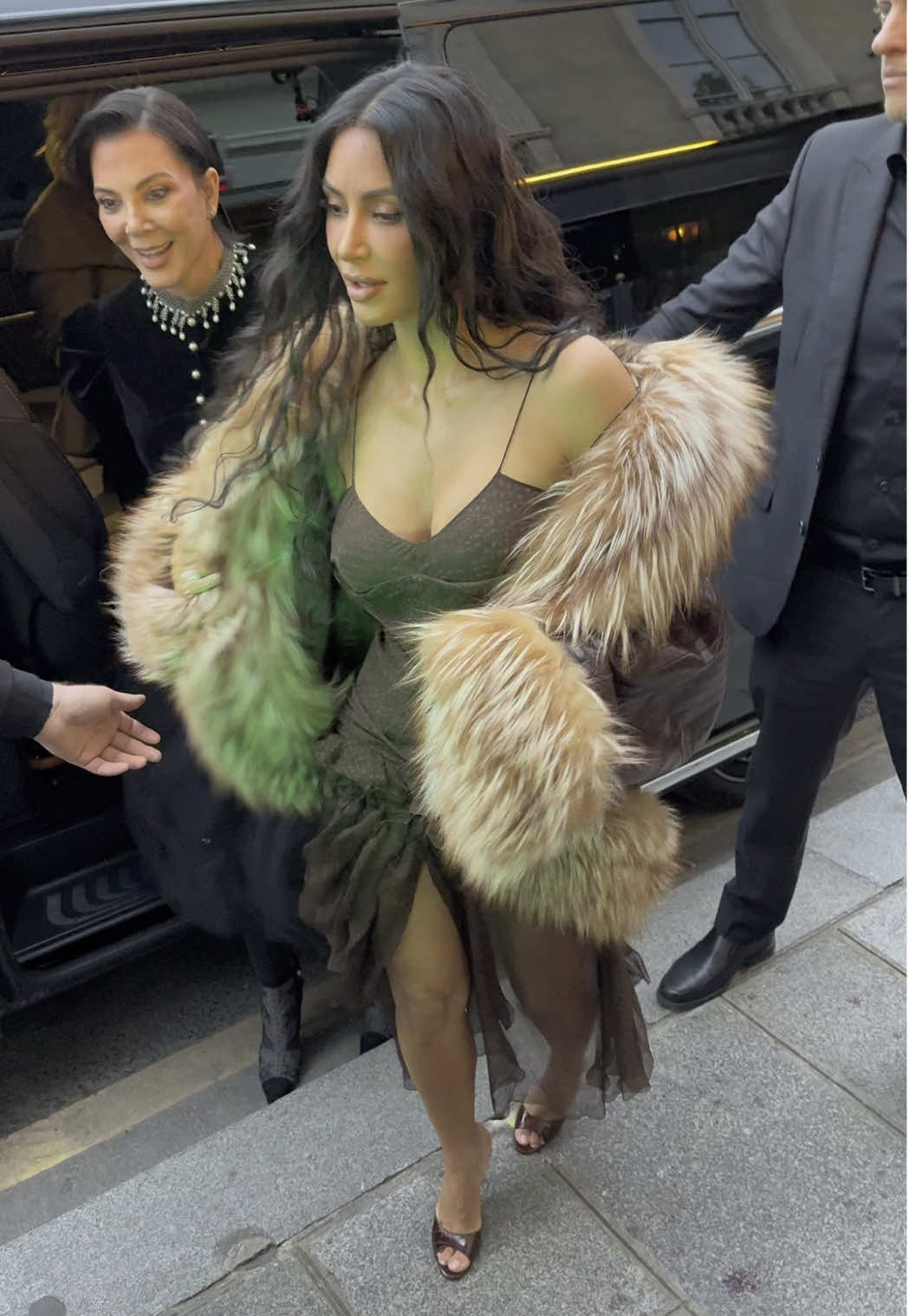 #kimkardashian and #krisjenner arrive at a restaurant tonight in Paris #kardashians #pourtoii 