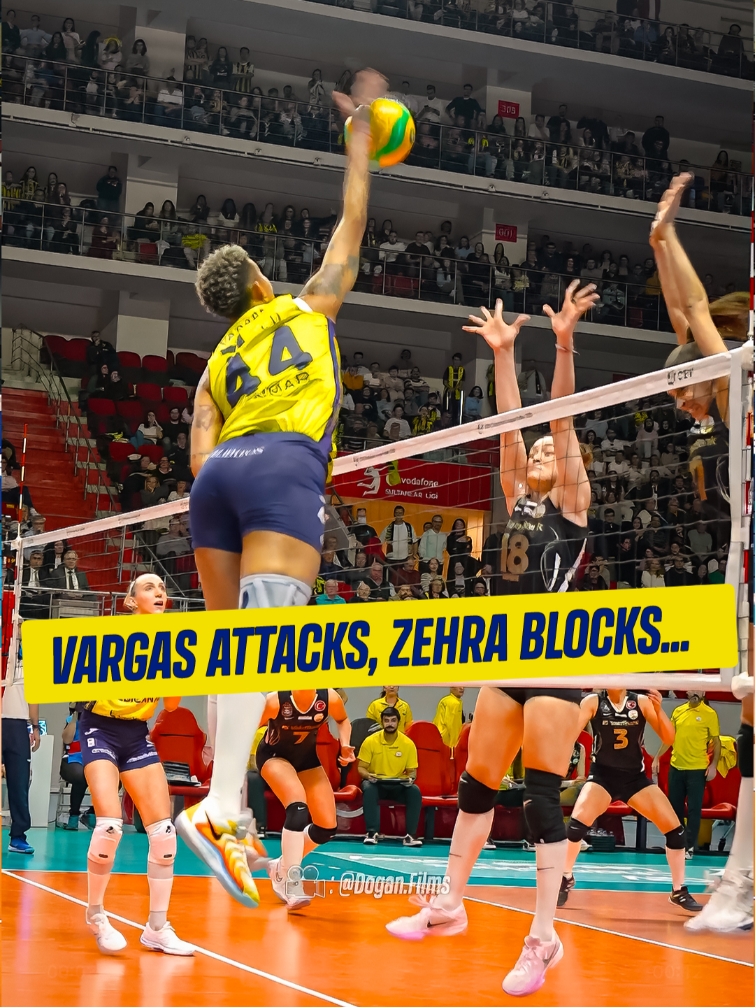 Vargas 💣 vs Zehra 🧱! Breathtaking moment! 🔥 #melissavargas #zehragunes #zehragüneş #volleyballmatch #fenerbahçevoleybol #volleyballblock #volleyballspike #vargaszehra #volleyballhighlights #fbvoleybol #voleibolfemenino #womensvolleyball #volleyballedits